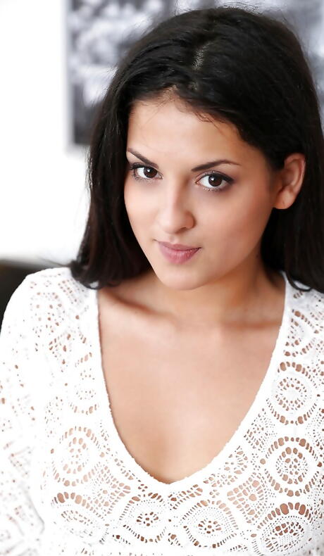 امرأة سمراء صربي جذابة تكشف هوتو دي مال