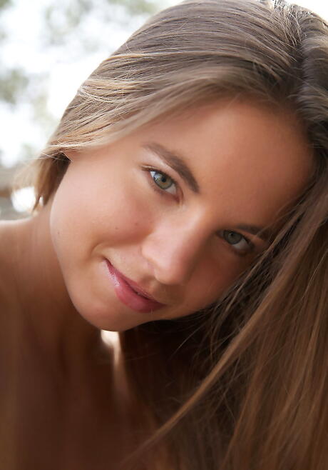 青春靓丽的 Altea B 露出小乳房，张开双腿
