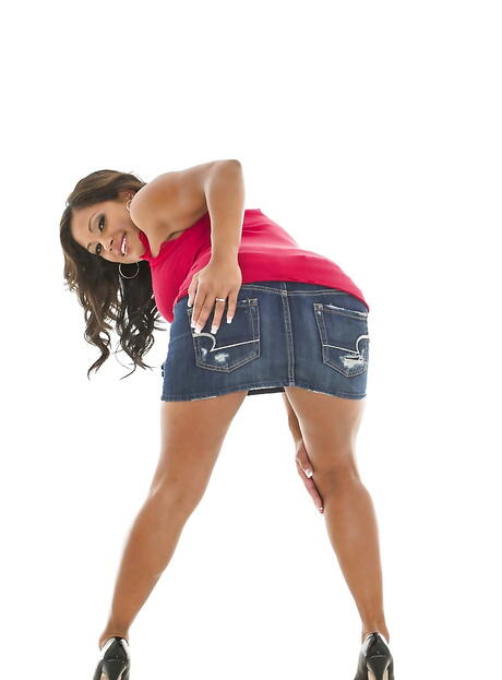 ホットなカナディアン・ミルフ、マキシンXが巨乳と巨尻を公開
