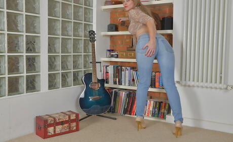 Superb British Blonde ældre Sofia Rae barer hendes røv i stramme jeans og onanerer
