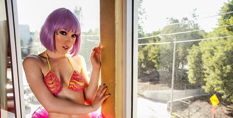 Doskonałe amerykańskie młodzieńcze Lily Labeau ujawniające swój tyłek
