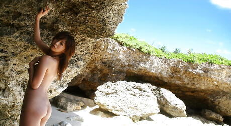 ビーチで小ぶりのおっぱいとセクシーなお尻を丸出しにする日本の若手女優、ほのか。
