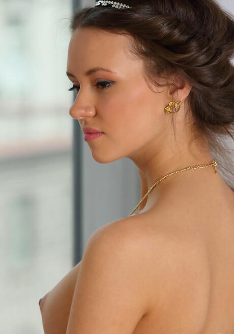 Gracile Young Lucy G في تنورة لطيفة تظهر ثديًا صغيرًا وجملًا حلقًا
