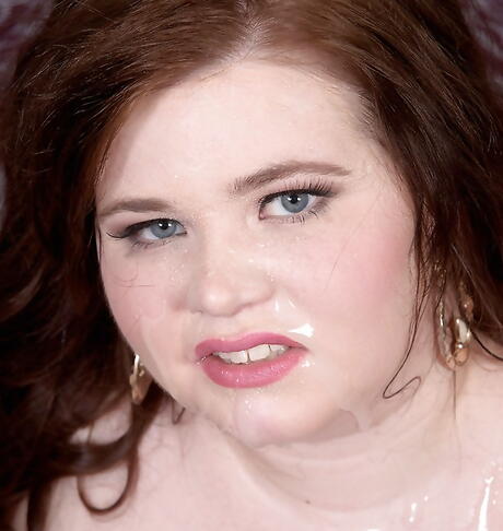 可爱的胖妞萨瓦娜（Savana）蓝喉舔鸡巴，把精液射在脸上
