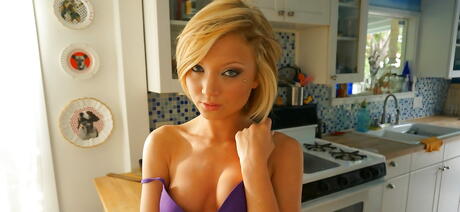 Rangy American Blonde Teen Dakota Skye in Sexy Lingery يعرضها بعقب
