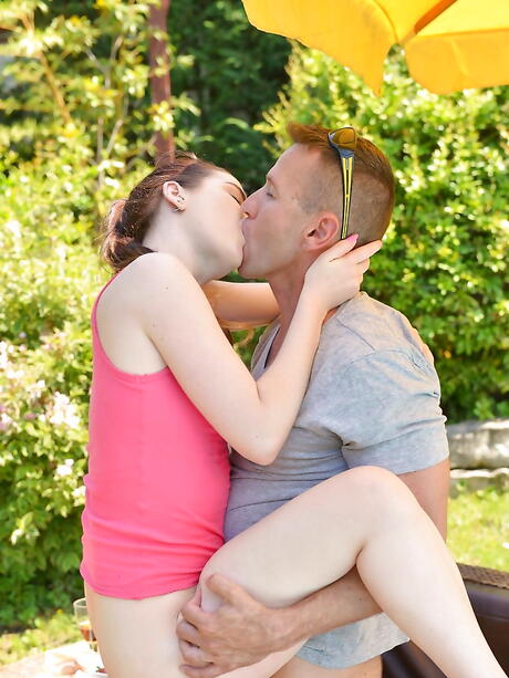 身材苗条的西班牙少女 Amber Nevada 在外面被鸡巴操弄
