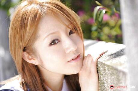 赤毛の美熟女、桜井りあがスカート姿でお尻を露出
