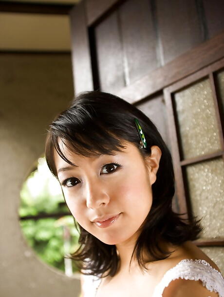 小さなおっぱいとセクシーなお尻をあらわにしたフォクシーな日本のティーン、七海なな。
