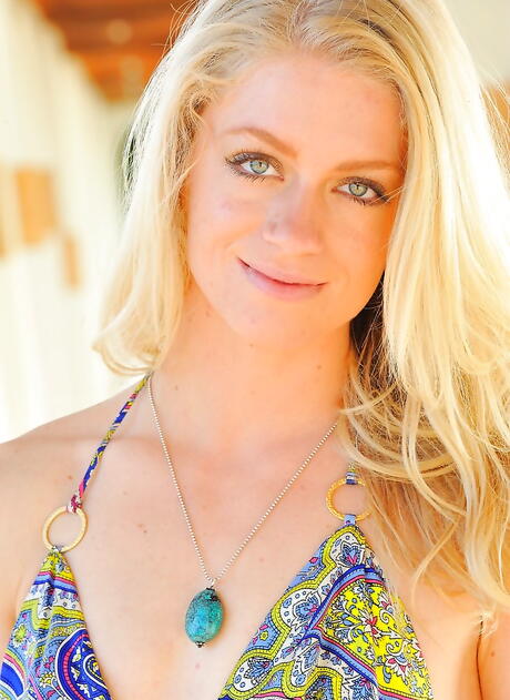 Bella bionda americana rangia si piega nella gonna che espone piccole tette e castoro peloso
