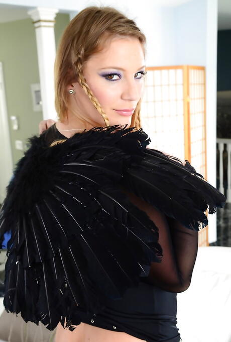 Wspaniała amerykańska blondynka milf aurora śnieg w gorącej bieliźnie obnaża duże hootery i seksowny tyłek
