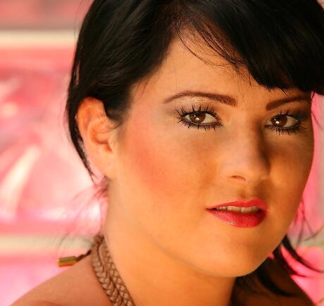 诱人的黑发少女雷切尔-阿尔达娜身穿火辣比基尼，裸露大胸和翘臀
