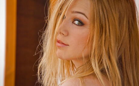 Enchanting American Blonde Cutie Alaina Fox die grote tieten en kont blootstelt
