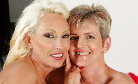 Karups Older Women: Lesbianas caducadas muy atractivas Melanie y Sandy Saxx lamiendo coños durante el sexo lesbiano caliente