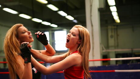 Funções pornôs sedutores Sophie Moone e Cindy Hope em shorts sofisticados em briga de gato áspero
