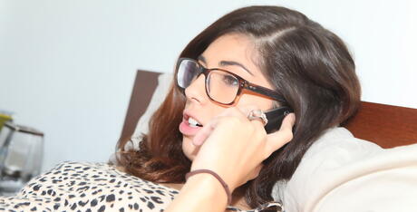 매끈한 미국인 검은 머리의 젊은 에이바 테일러가 엉덩이를 드러냅니다.
