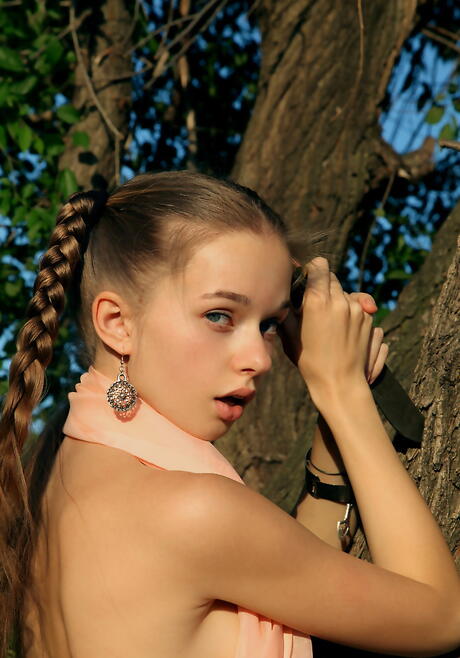 MILENA GIOVANIO MOLTO ATTRATIVE D IN LINGERE SEXY scopre piccole tette e figa pelosa all