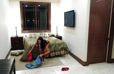 Sea americano molto attraente J Raw ha sbattuto duramente nella sua femminuccia dopo il pompino caldo
