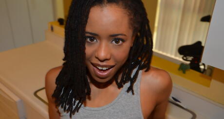 매우 매력적인 흑단 섹시녀 키라 누아가 섹시한 팬티를 입고 엉덩이를 보여주고 자위를합니다.
