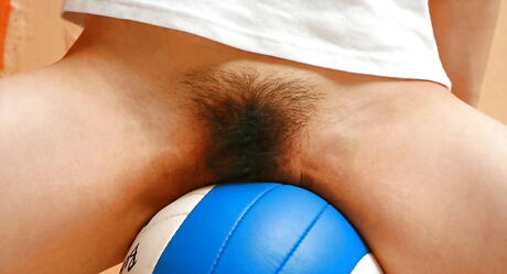 Fristende japanske søde mie Matsuoka barer store pupper og rykker af
