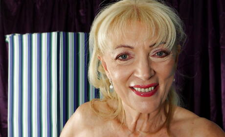 섹시한 금발 할머니 자넷 레슬리가 멋진 치마에 엉덩이를 드러내고 다리를 벌리고 있습니다.
