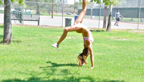 Adolescente rubia caliente Mary Lynn revelando pequeñas tetas y coño al aire libre
