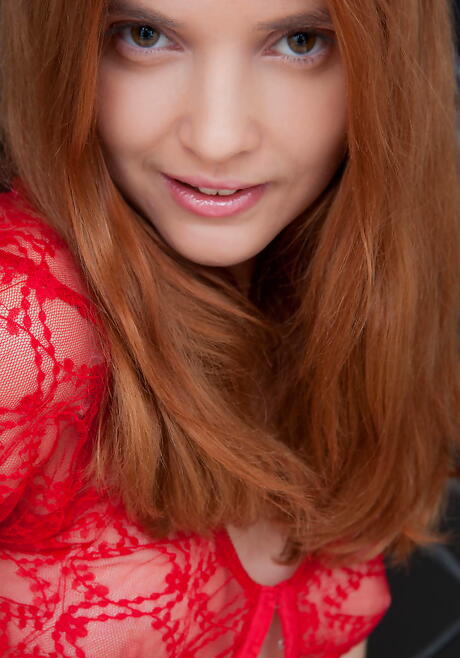 Excellent adolescent aux cheveux roux Orabelle A expose les petits seins et écarte les jambes
