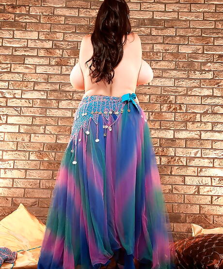 Deliciosa milf rumana Arianna Sinn muestra grandes altavoces y un buen coño
