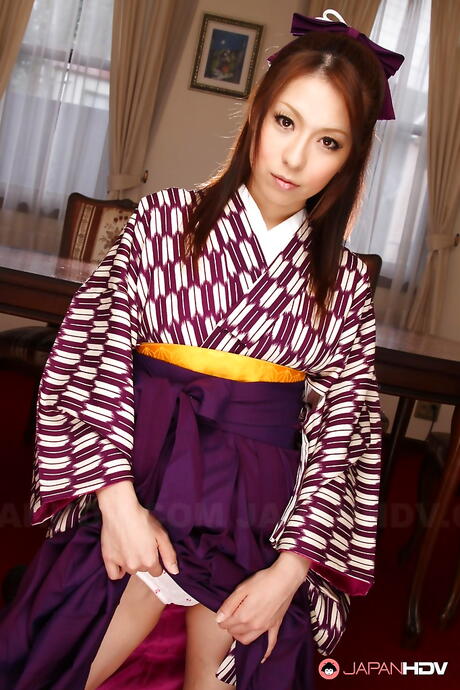 Excelente japonês ruivo Milf Himeki Kaede em uma saia agradável posando
