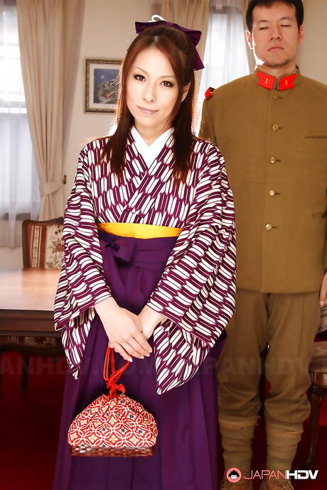 Uitstekende Japanse roodharige milf himeki kaede in een mooie rok poseren