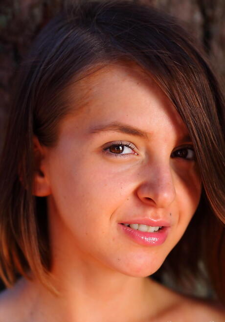 Excelente cabello oscuro Hottie Calla A en ropa interior sexy le gusta un fetiche de pie caliente al aire libre
