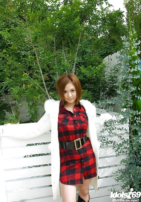 Mycket attraktiv japansk milf yui aoyama visar stora tuttar och heta rumpa
