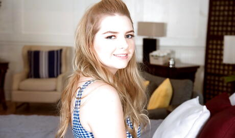 Gracile biondo adolescente Daisy Dahl in biancheria intima svela piccole tette e figa pelosa
