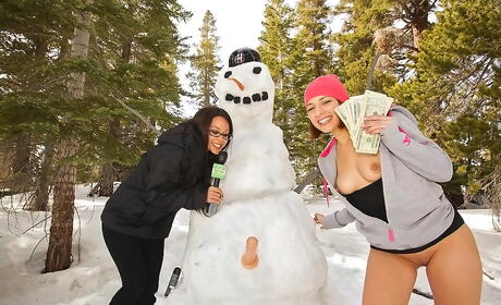 Curious American Honey Luau dévoile les minuscules seins et les jouets sa twat extérieur
