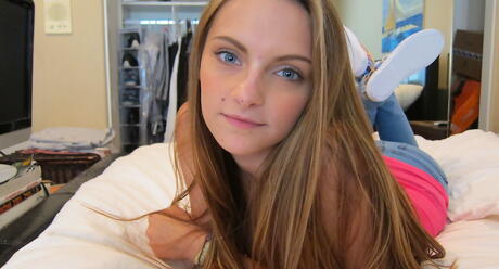 Rangy American Young Kennedy Nash w seksownych dżinsach Suck and Fuck Big Rod
