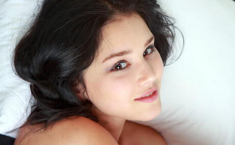 Luscule ukrainien à cheveux noirs jeunes Malena Fendi dans le fétiche du pied désagréable
