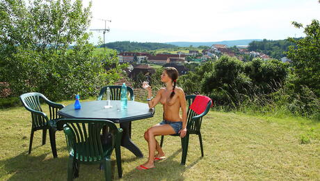 Sylphlignende Babes Little Caprice og Tanner Mayes i sexy shorts som har sex med leketøy utendørs
