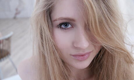 Lokkende blond babe daisy guld, der udviser store pupper og barberet fisse
