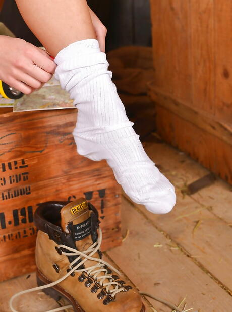 Nyfiken ryska hottie foxy di visar lite fotfetisch
