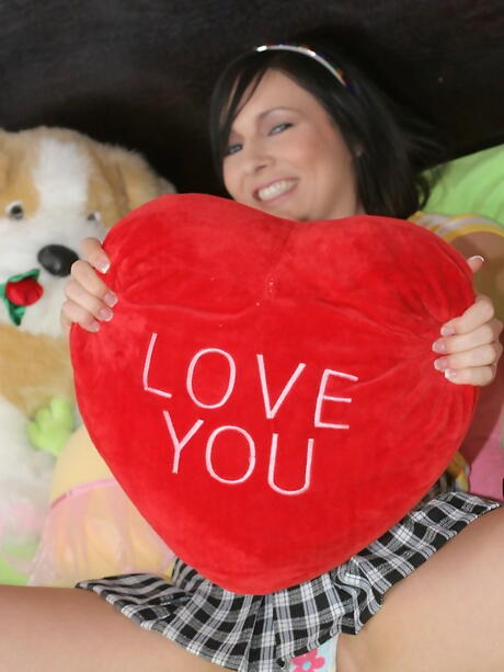 Luscious American Young Ashli ​​Orion in sexy poseren op camera
