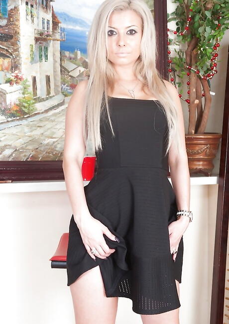 Hot American Blonde Milf Alana Luv udsætter hendes røv i fancy nederdel og spreder hendes ben
