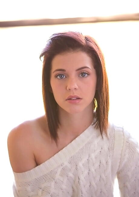 Hot American Youthful Kiera Winters i varme trusser afslører små bryster og varm røv udenfor
