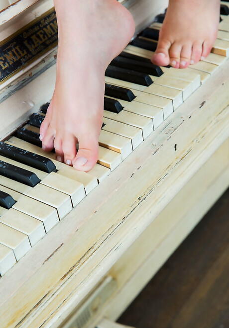 Svelte ukrainian young Jeff Milton makes some hot foot fetish 