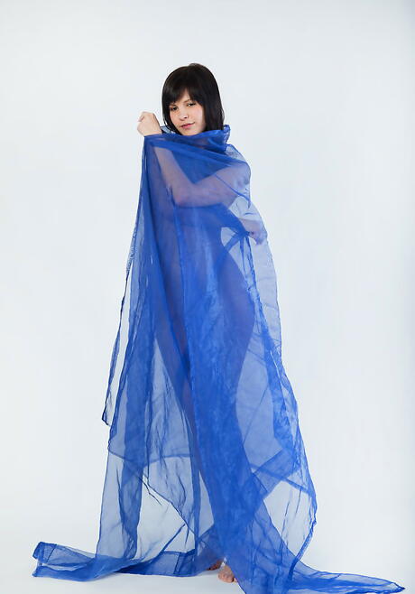 Slender dark-haired teen Zelda B loves some hot foot fetish 