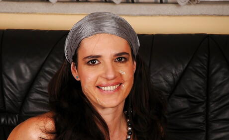 امرأة سمراء ساخنة كبار السن ماريانا حفر في بوسها المشعر بعد تمتص جيد
