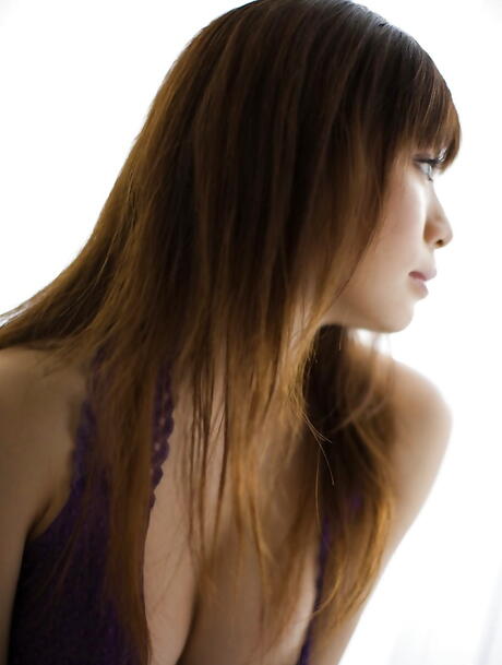 Bardzo atrakcyjna japońska laska Aya Hirai, która obnaża jej tyłek
