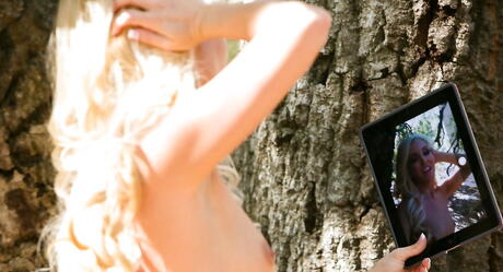 美国金发女郎 Aaliyah Love 穿着短裤，露出小巧的乳房和性感的臀部。
