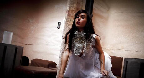 Peachy American Pornstar Gia Dimarco في Cosplay Costume يعرض الثدي والهزات الكبيرة
