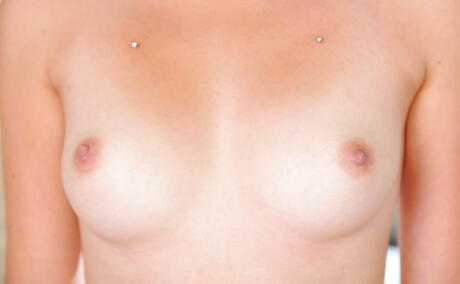 Excelentes inviernos de Kiera Bombshell American en ropa interior sexy expone pequeñas tetas y se masturban
