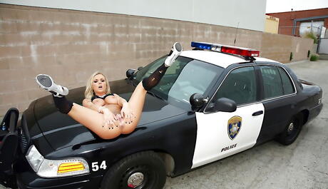 Sehr attraktiver amerikanischer blonde Bree Olson klopfte nach dem nassen Blowjob im Freien
