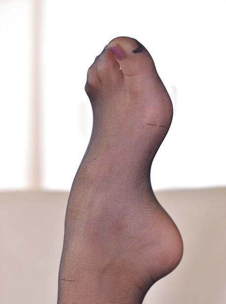 النحيف النحيف الشقراء الشقراء في سن المراهقة arteya في الساخنة undies يجعل بعض صنم القدم
